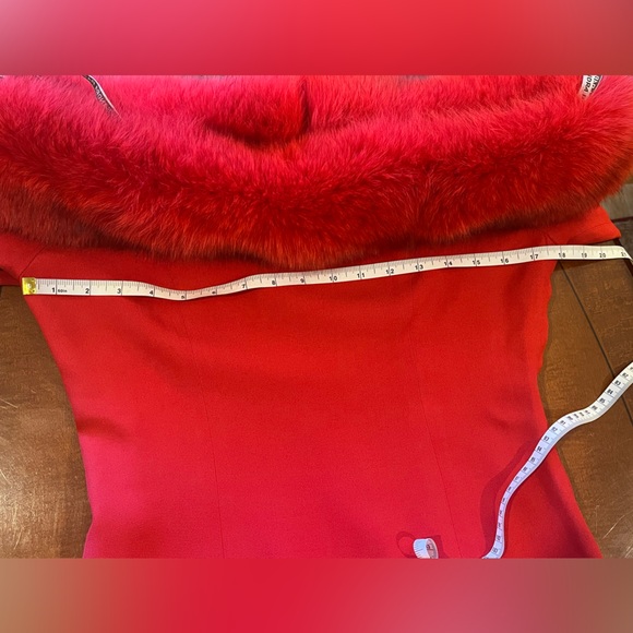 Vintage off-shoulder cocktail dress w/ fur trim. Fitted, lined, midi. Red. 10 - Picture 14 of 16